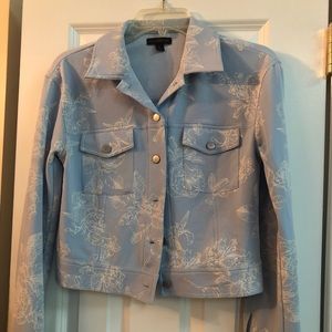 Lightweight jacket Women’s size medium but it might be juniors women’s.